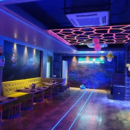 Virat Ambe Sports Club Hotell Ulhāsnagar Exteriör bild