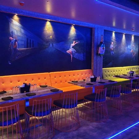 Virat Ambe Sports Club Hotell Ulhāsnagar Exteriör bild