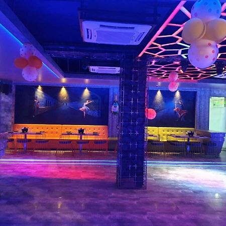 Virat Ambe Sports Club Hotell Ulhāsnagar Exteriör bild