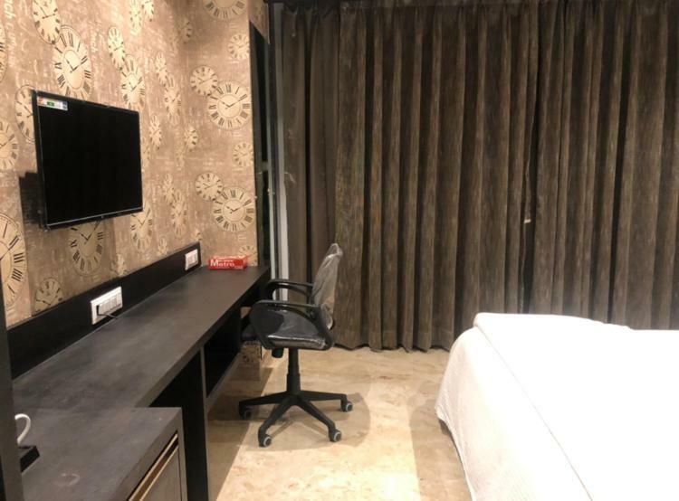 Virat Ambe Sports Club Hotell Ulhāsnagar Exteriör bild