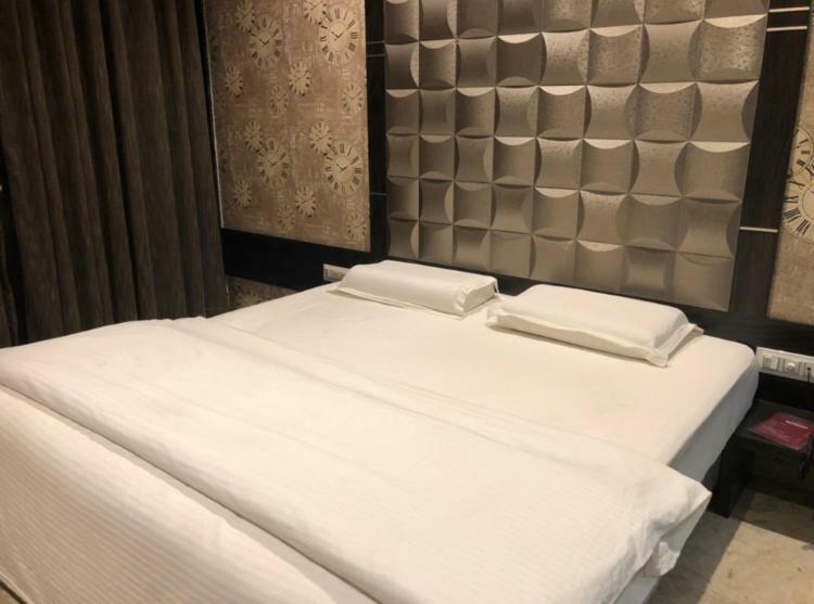 Virat Ambe Sports Club Hotell Ulhāsnagar Exteriör bild