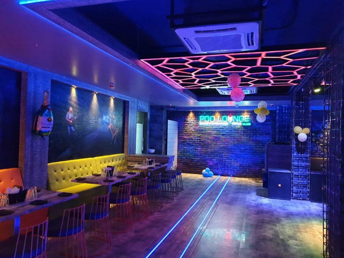 Virat Ambe Sports Club Hotell Ulhāsnagar Exteriör bild