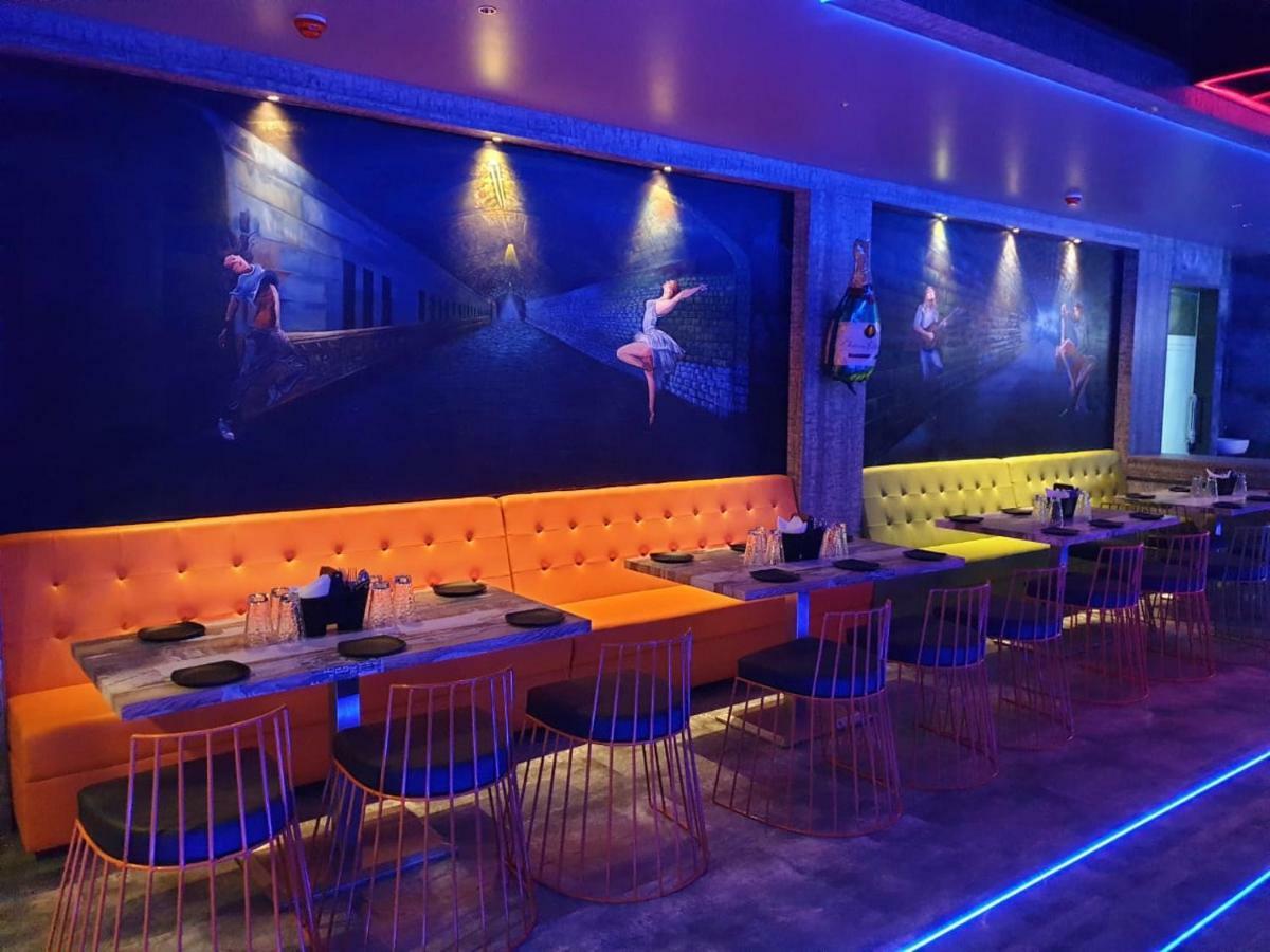 Virat Ambe Sports Club Hotell Ulhāsnagar Exteriör bild