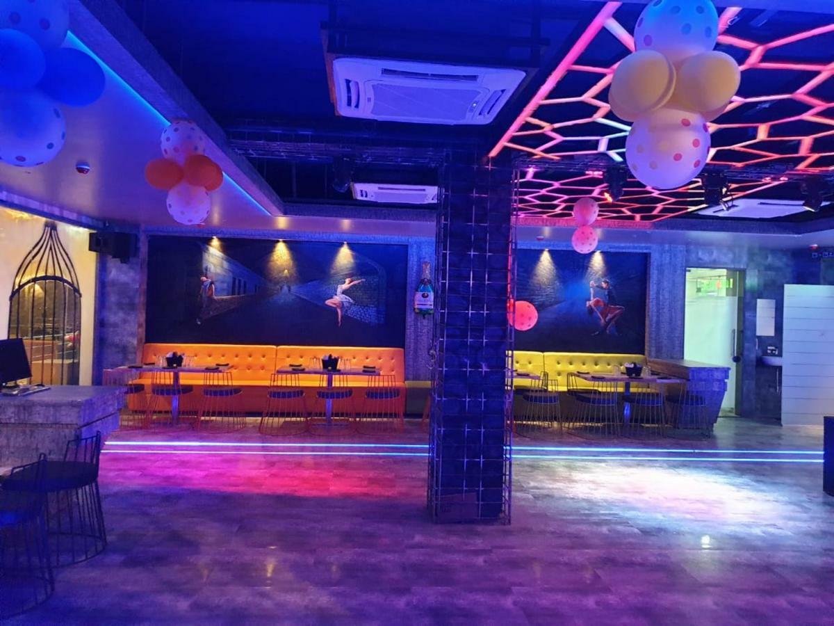 Virat Ambe Sports Club Hotell Ulhāsnagar Exteriör bild