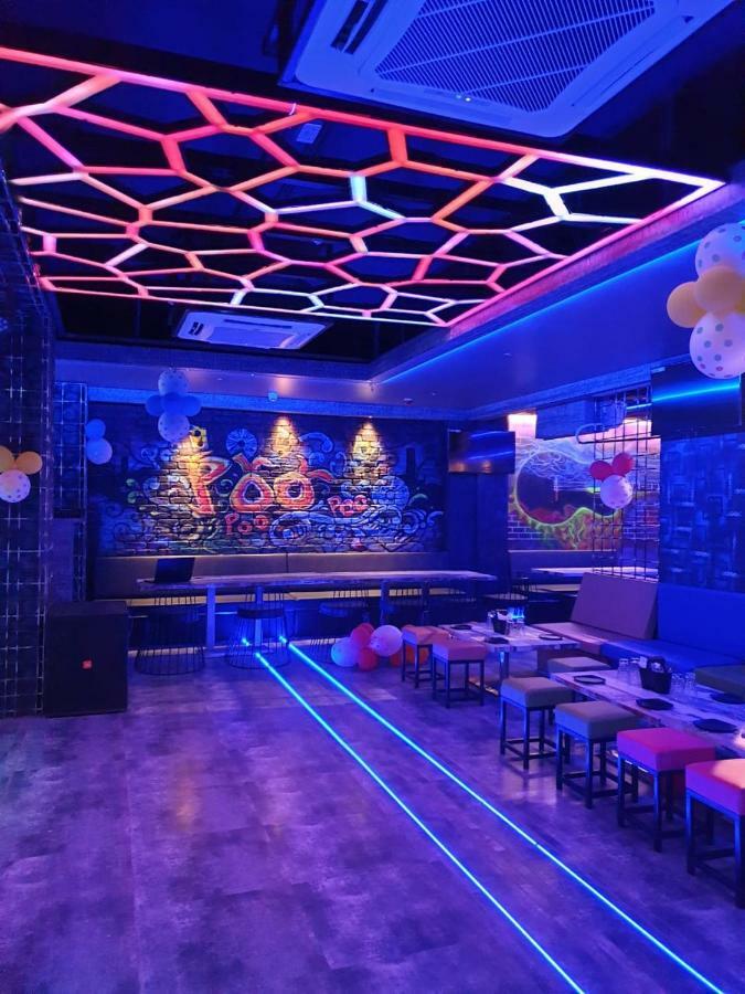 Virat Ambe Sports Club Hotell Ulhāsnagar Exteriör bild