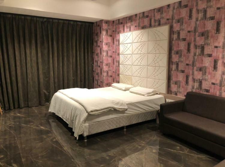 Virat Ambe Sports Club Hotell Ulhāsnagar Exteriör bild